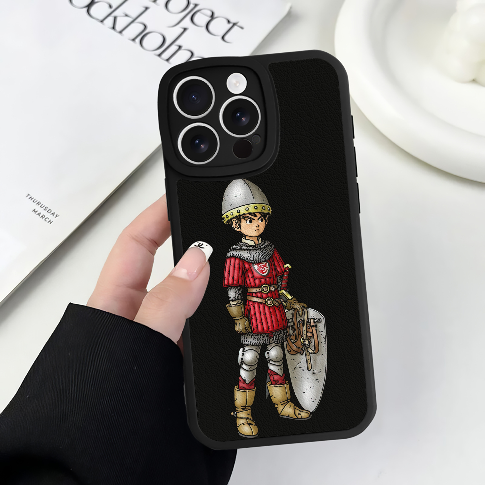 （画像用） ドラゴンクエスト Doragon Kuesuto Dragon Quest 【iPhone 16シリーズ対応】シリコンスマホケース（レザー調） 材質：シリコン